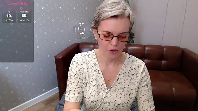 cutie_erikaa1 (F mature) - naked ass in pantyhose