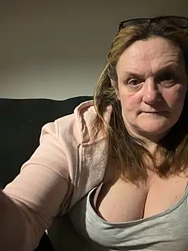 Webcam Model (Busty-GilfQuinn)  is live.Free join now!