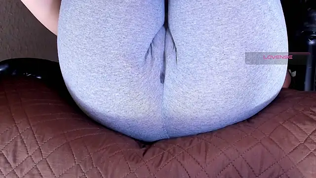 Cameltoe_squirt_inPants