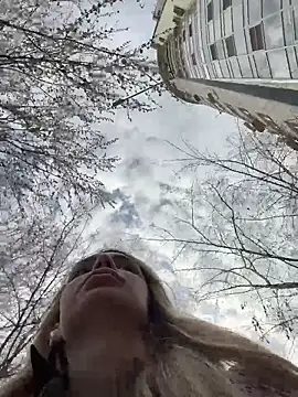 sandracarter (F young) - Play with nipples in public