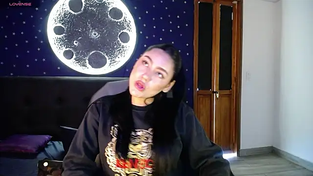 megara_25 (F teen) - show Tits+ ass