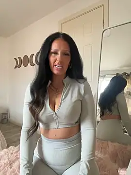 lolaxox_ (F milf) - Rub and spit on tits😘