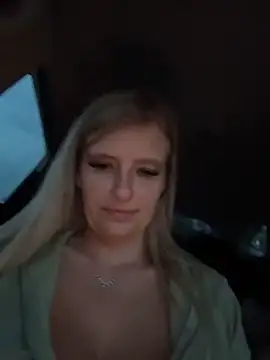 betsy (F young) - Show tits at public car