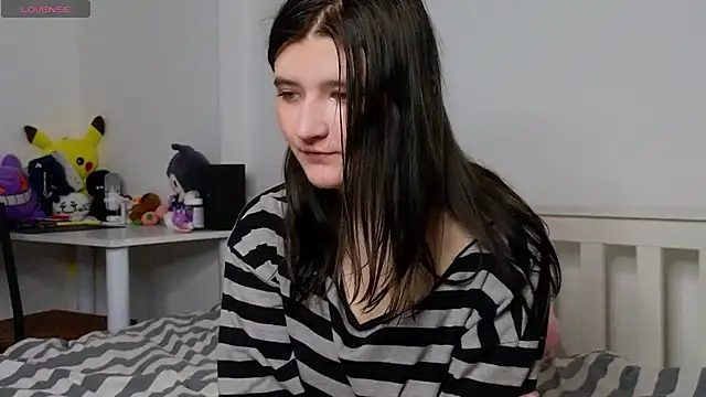 green_eyes_gerda (F teen) - show pussy