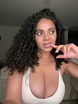 curlyierr (F young) - Show Boobs