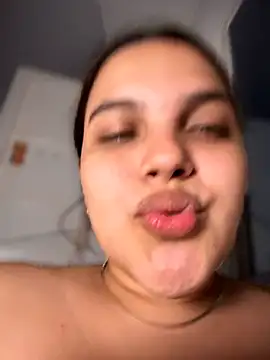 colibri_xxx (F young) - TITS OUT IN SECRET