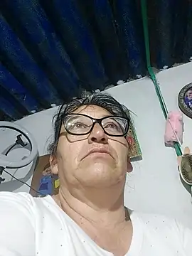 clarita_01 (F mature) - Como perrito  desnuda😍😍😍