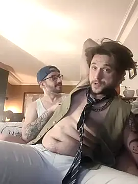 titilouonlyf69 (Ask my age) - J'enlève mon survet !