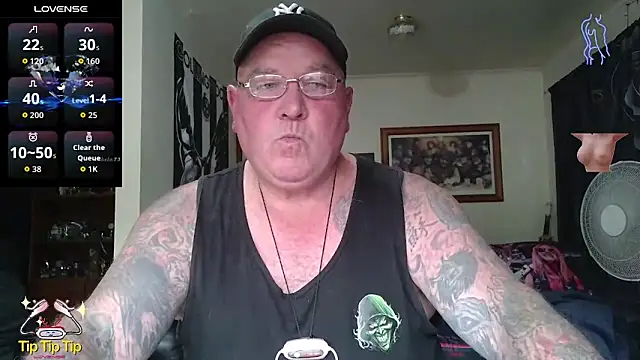 kinkyblueyes69 (M mature) - NAKED AND OIL UP COCK