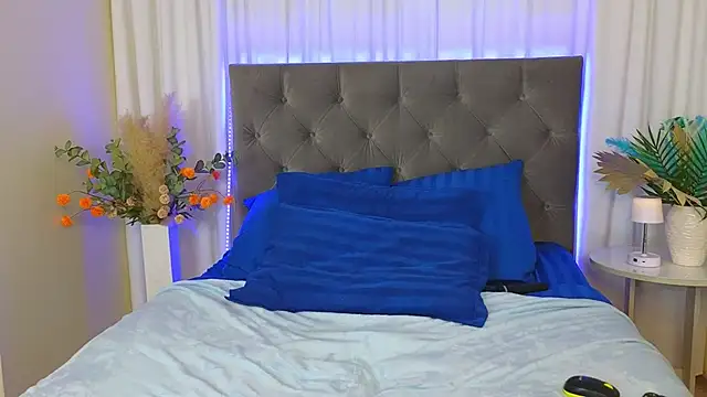 ariana_petite (F young) - oil show