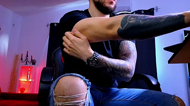 MightyAaron66 live sex cam