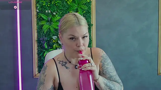 issa_jo - Issa_Jo's free webcam - UK Sex Cams