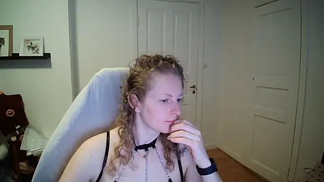 Preview of girlnina-1995