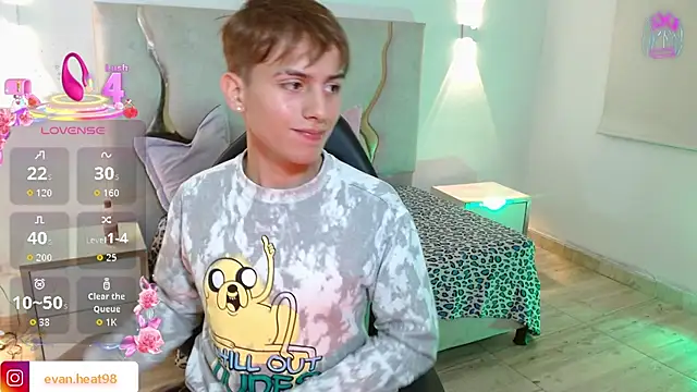 evan_tay (M twink) - two fingers in the ass