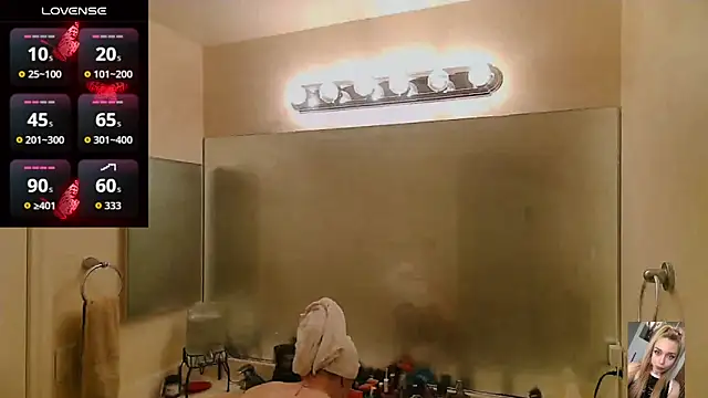 Blondiewithanass live cam