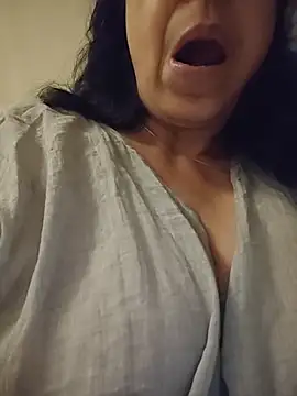 Webcam Model (NakedMILFx)  is live.Free join now!