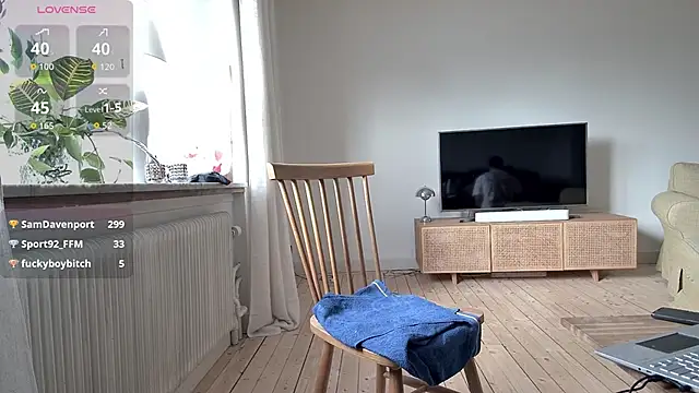 sluttyleeo (M young) - Suck dildo