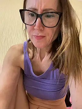 lauradavis (F milf) - I'll get completely naked in a cafe