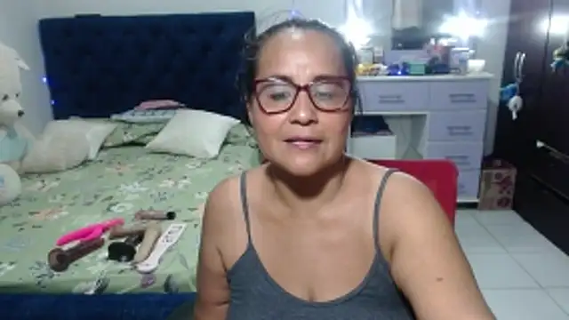 pervert_mommy_'s Stripchat show and profile
