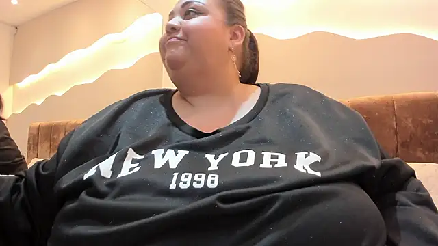 alisson_am (F milf) - Show big tits and put oil 🥵