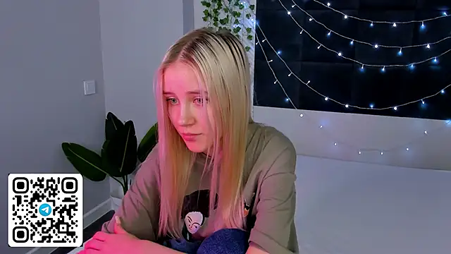 anellyball (F teen) - Eat a banana sexually