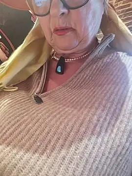 Webcam Model (Hot-Muci)  is live.Free join now!