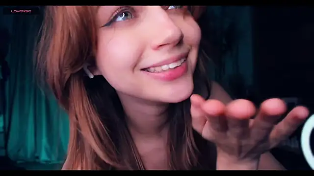 melissatetris (F young) - Put fingers in panties and rub myself