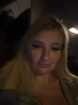 betsy (F young) - Buttplug in ass at public beach