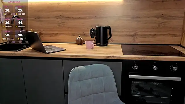 alice_toffee (F young) - show ass and slap it