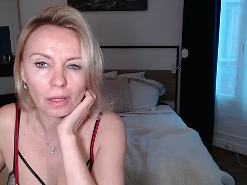 adreamlady (F milf) - suck finger + eye to eye