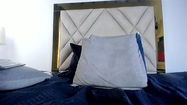 saarah_peach (F young) - touch my pussy in doggy BIG ASS