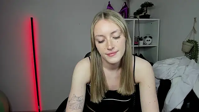 evelynblond - EvelynBlond's free webcam - UK Sex Cams