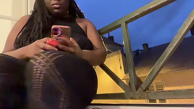 nanaisbackk live cam