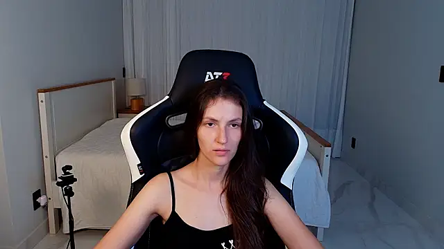 upssnowy (F young) - show boobies