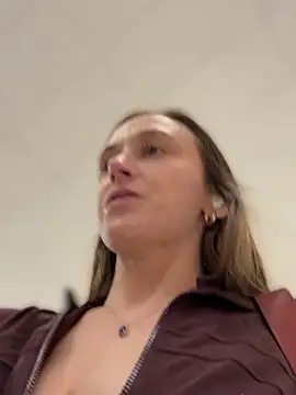 lunagirl13's Stripchat show and profile