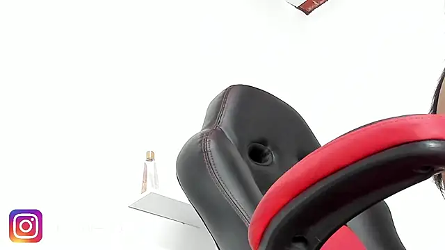 Kloe-squirts live cam profile