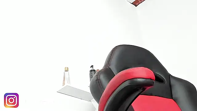 Kloe-squirts live cam profile