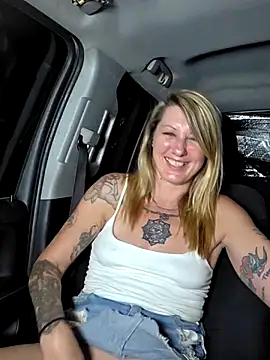 SheIsSomething live cam profile