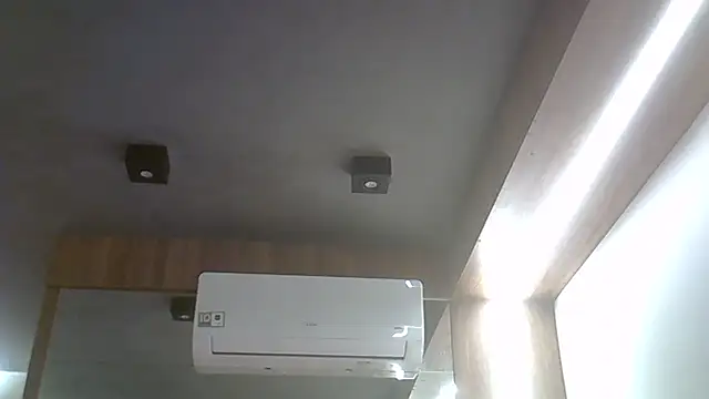 SkinnyKitten live sex cam