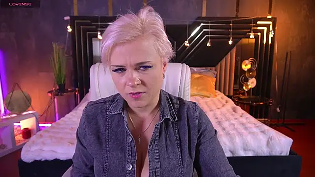 crystalvibe - CrystalVibe's free webcam - UK Sex Cams