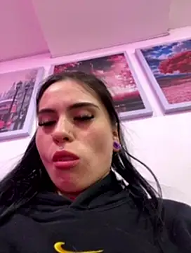 Webcam Model (Veronicaa_lodge1)  is live.Free join now!