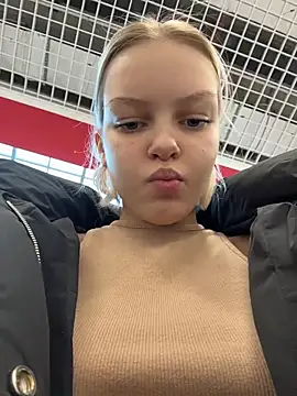 ashleymur (F teen) - play with nipple piercing