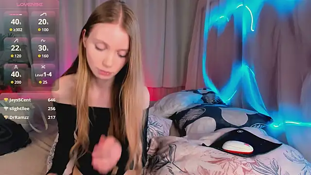 lada2k4 (F young) - hand bra