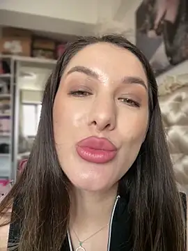 Webcam Model (HotXMom_)  is live.Free join now!