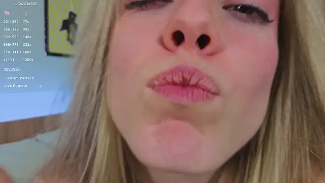 TiffinyMergist live cam profile