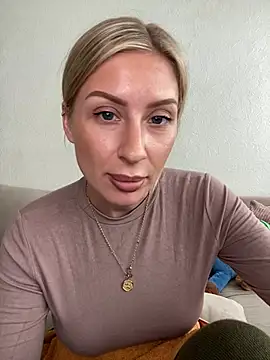 xxBELLExx Live Webcam on Stripchat