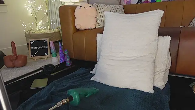 Taylorlove303 live cam profile