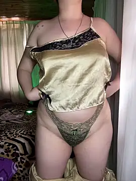 Webcam Model (CoraVibes) is live