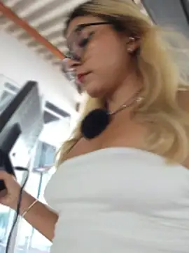 pretty_roxxyy - Pretty_roxxyy's free webcam - UK Sex Cams