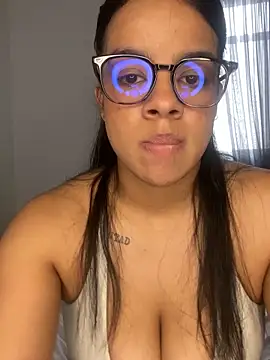 trianawhite (F young) - Top off♥️